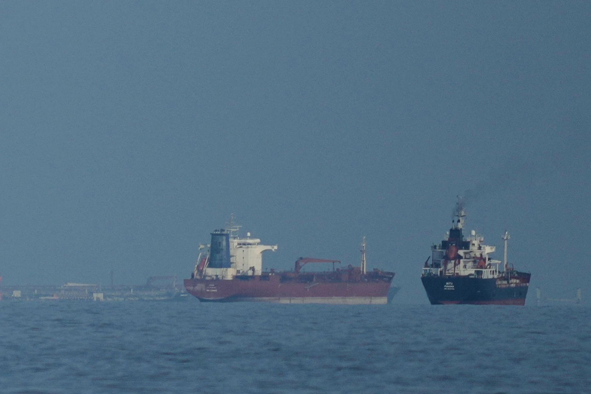 Öltanker und Frachtschiffe in der Straße von Hormus