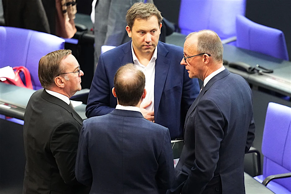 Verteidigungsminister Boris Pistorius (v.l.), Finanzminister Lars Klingbeil und Kanzler Friedrich Merz vertieft im Gespräch: Weniger gesprächig zeigen sie sich bei Fragen zum Besitz von Rüstungsaktien.