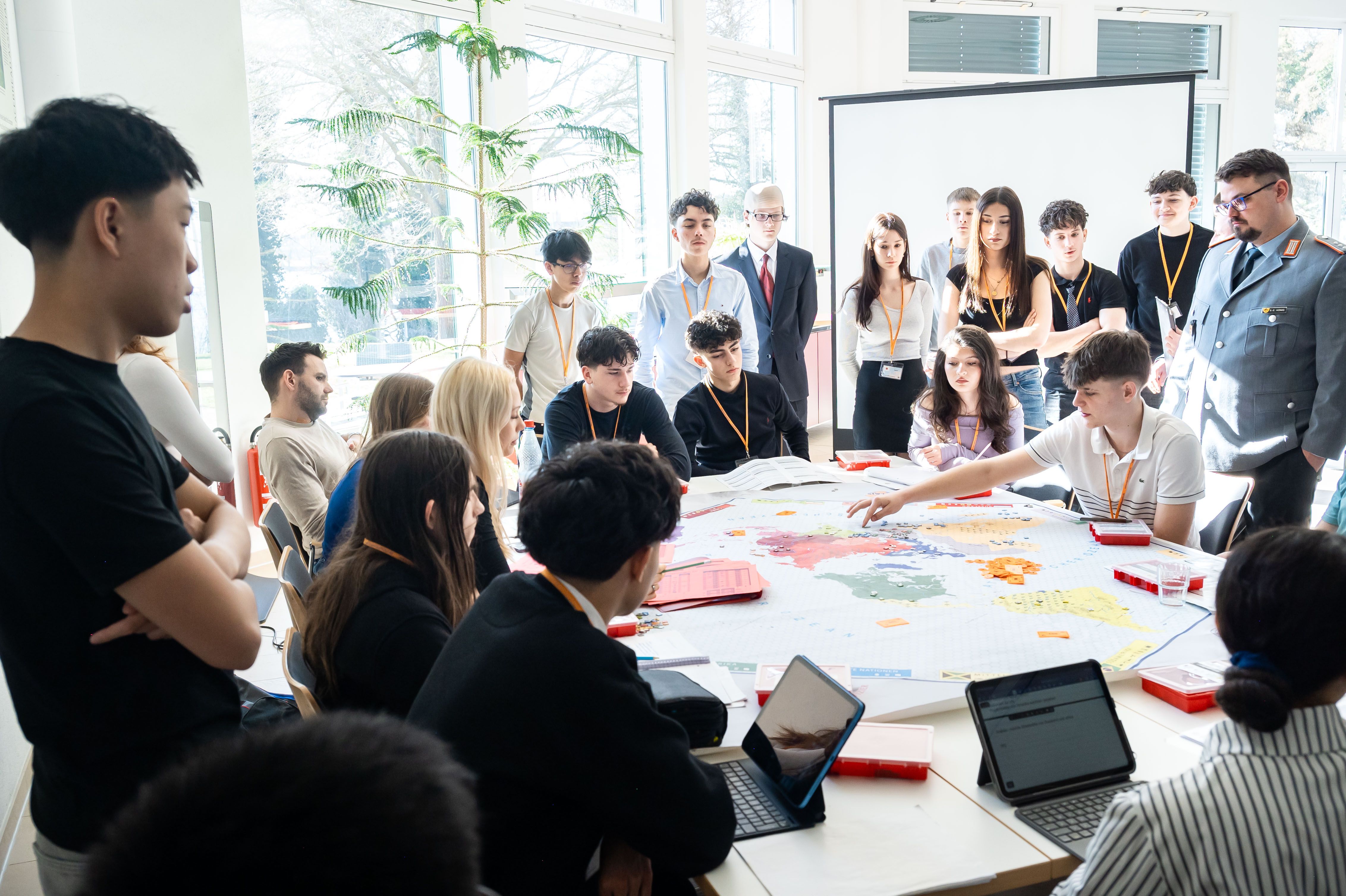 Image - Grönland ist verkauft und der IS besiegt: Berliner Gymnasiasten machen Weltpolitik