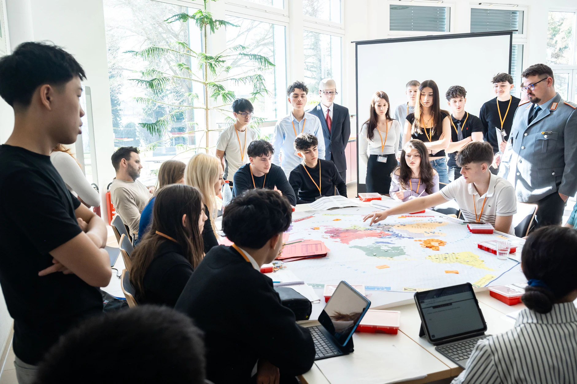 Werden sich Russland, Arabien und Amerika verbünden? Schüler des Wilhelm-von-Siemens-Gymnasiums beim Planspiel der Weltpolitik.