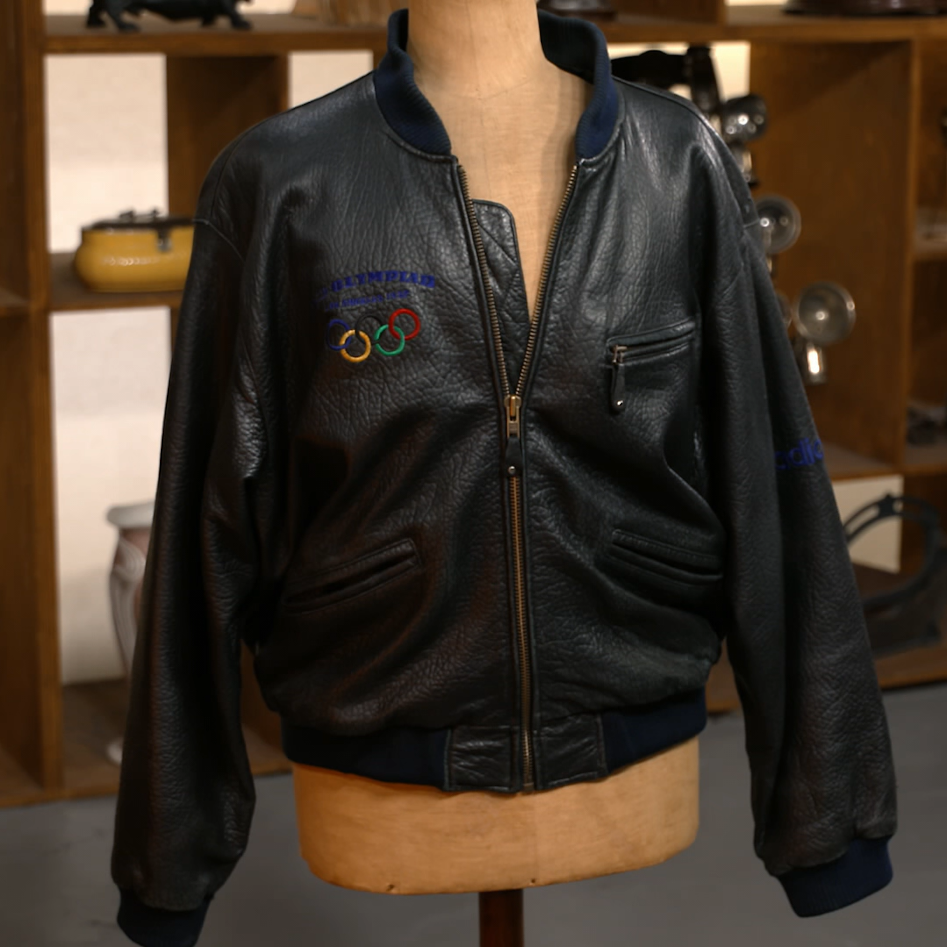 Eine von zwei Lederjacken, die bei „Bares für Rares“ unter den Hammer kommen sollen. doch viel Geld wollen die Händler für das gute Stück nicht zahlen.