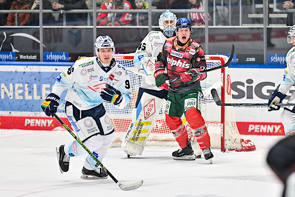 Deutsche Eishockey Liga: Die Dresdner Eislöwen (in Weiß) müssen nach nur einer Saison wieder zurück in die zweite Liga.