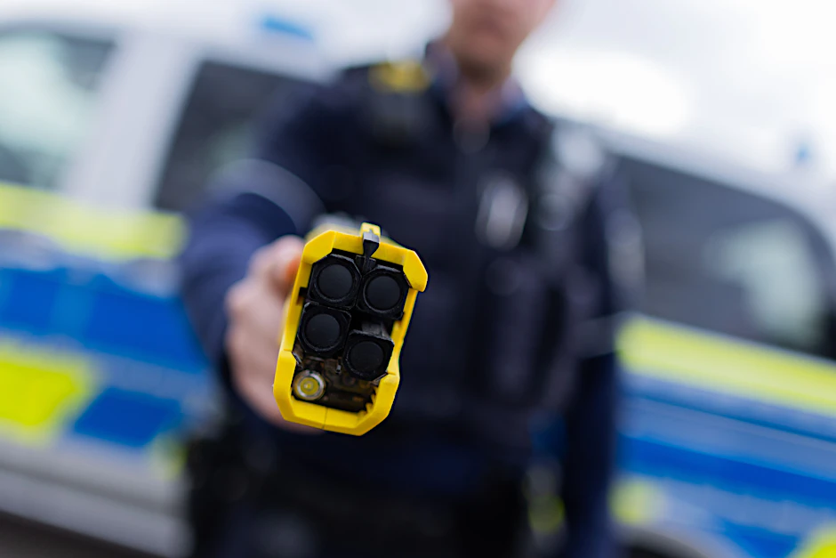 Bei einem Polizeieinsatz an der Tram‑Haltestelle <a href="https://www.berliner-kurier.de/topics/tierpark-berlin">Am Tierpark</a> in <a href="https://www.berliner-kurier.de/topics/friedrichsfelde">Friedrichsfelde</a>&nbsp;muss die Polizei einen sogenannten Taser einsetzen. (Symbolbild)