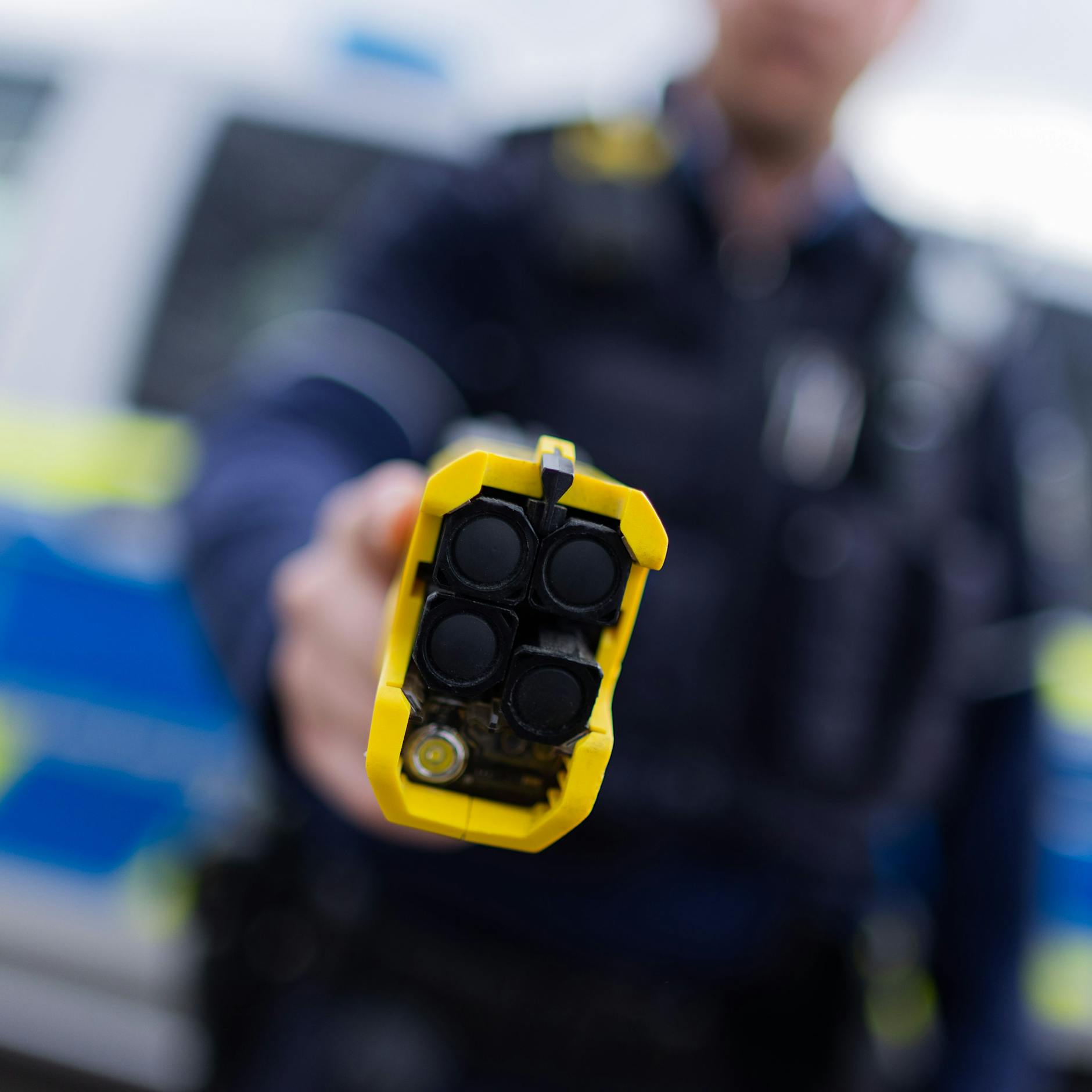 Gefährlicher Übergriff in der Tram: Mann mit Messer sorgt für Chaos!