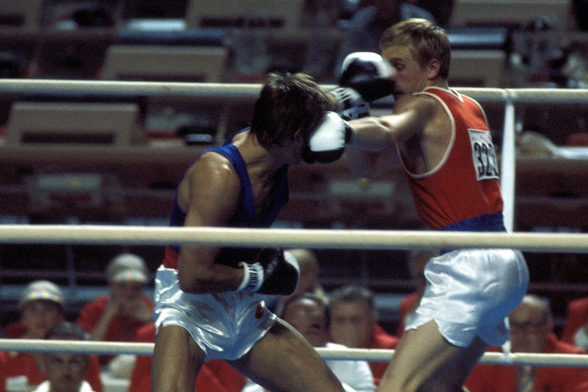 Im Achtelfinale des olympischen Boxturniers 1976 gewinnt Jochen Bachfeld (DDR, li.) gegen Valeri Rachkov (Sowjetunion).
