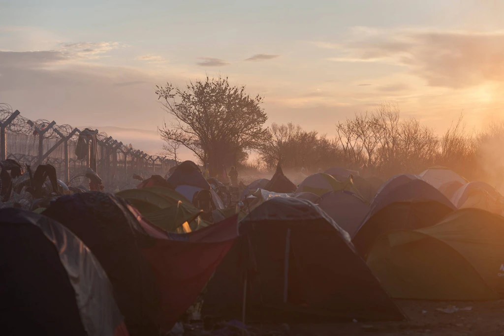 Bilder des Tages Zelte stehen am 11.03.2016 in dem Fluechtlingslager bei Idomeni, Griechenland vor dem Grenzzaun auf der griechischen Seite. Ca 800 Fluechtlinge haben wegen der schlechten Bedingungen das Aufnahmelager an der griechisch-mazedonischen Grenze bereits verlassen.
            
            Images the Day Tents Stand at 11 03 2016 in the Fluechtlingslager  at Idomeni Greece before the Border fence on the Greek Side Approx 800 Refugees have due the bad Terms the Recording stock to the Greek Macedonian Border already leave