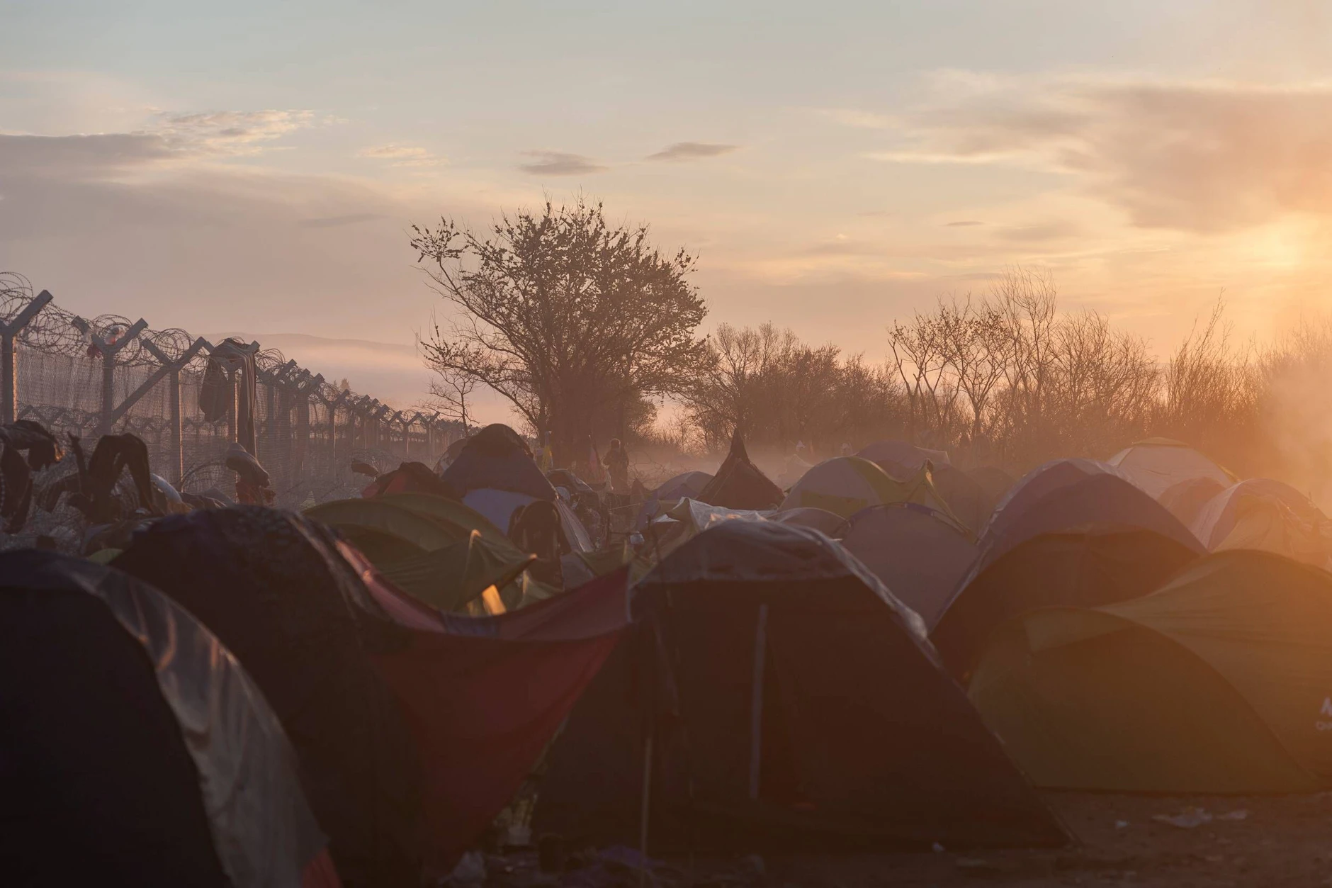 Bilder des Tages Zelte stehen am 11.03.2016 in dem Fluechtlingslager bei Idomeni, Griechenland vor dem Grenzzaun auf der griechischen Seite. Ca 800 Fluechtlinge haben wegen der schlechten Bedingungen das Aufnahmelager an der griechisch-mazedonischen Grenze bereits verlassen.

Images the Day Tents Stand at 11 03 2016 in the Fluechtlingslager  at Idomeni Greece before the Border fence on the Greek Side Approx 800 Refugees have due the bad Terms the Recording stock to the Greek Macedonian Border already leave