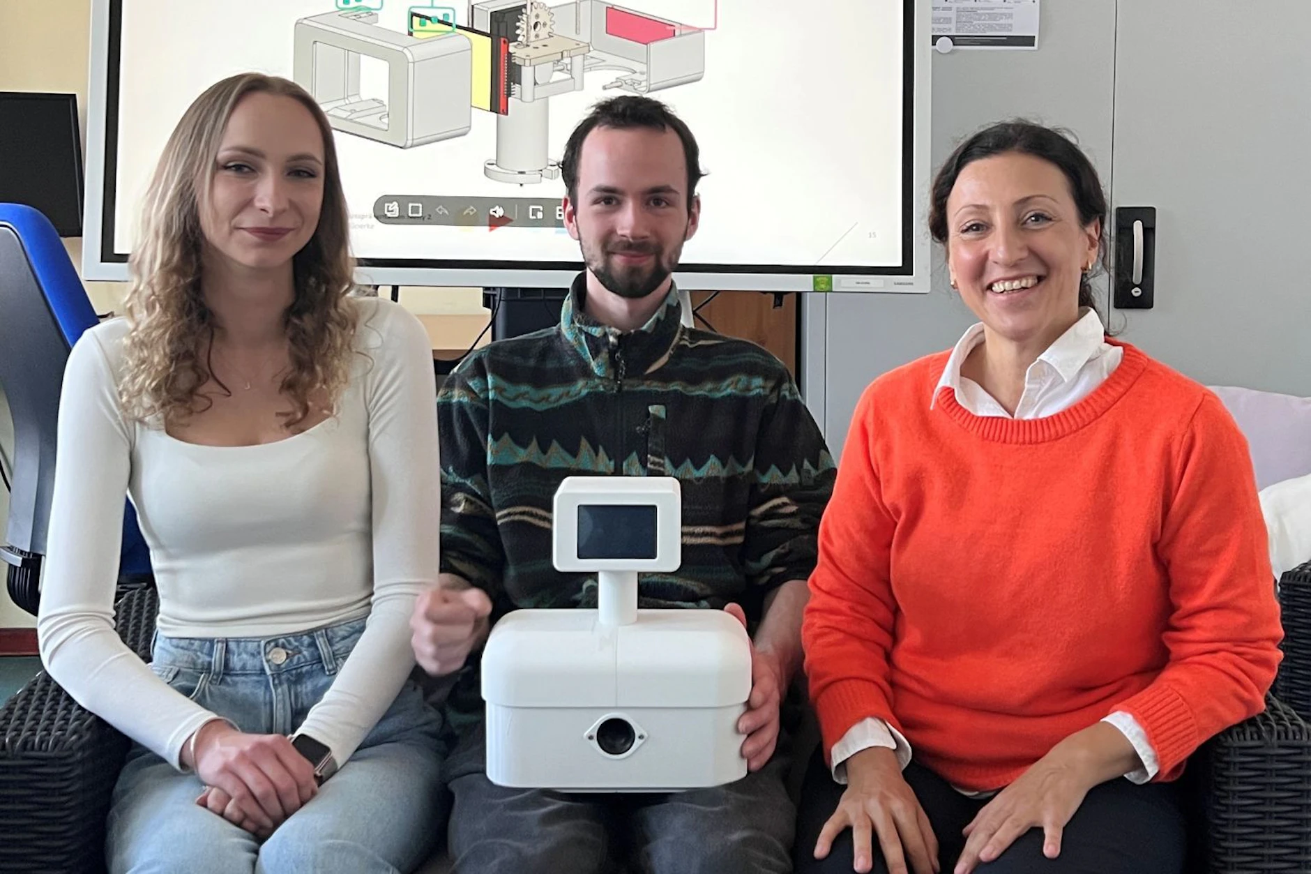 Forscherteam der Berliner Hochschule für Technik (BHT) mit dem neuen Roboter Neffy 2.0, von links: Jessica Kazubski, Charly Goerke und Ilona Buchem