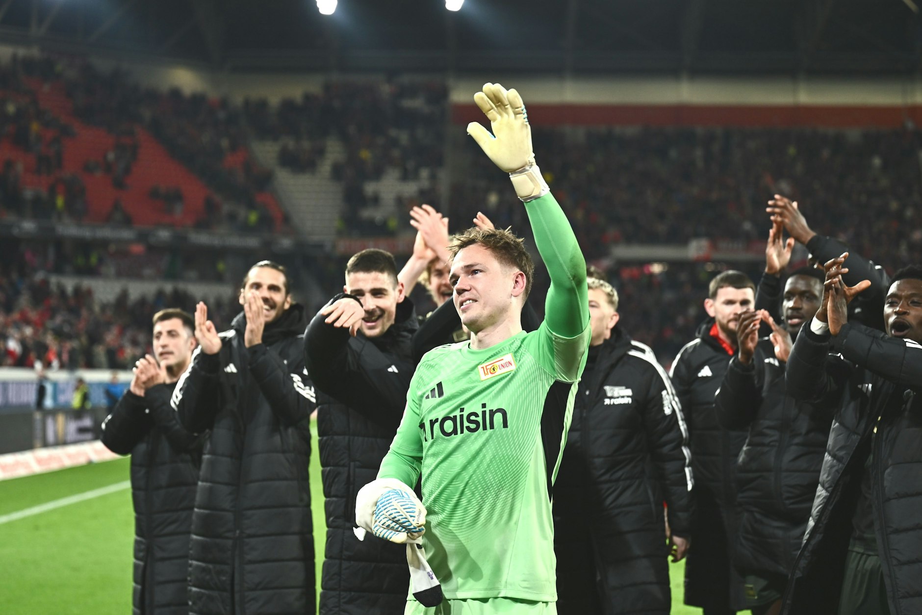 Union Berlins Torwart Matheo Raab (M) bejubelt mit seinen Teamkollegen den Endstand zum 0:1.