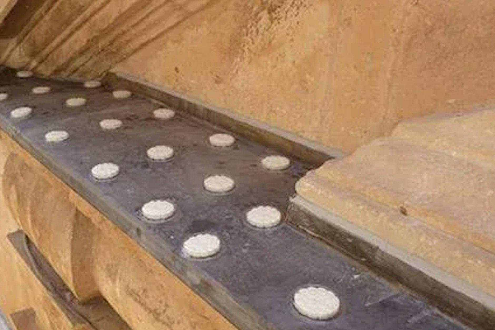 Das sind die Schalen mit dem Gel, die vor allem auf Fassaden historischer Gdebäude ausgelegt werden, um Tauben zu vergraulen.