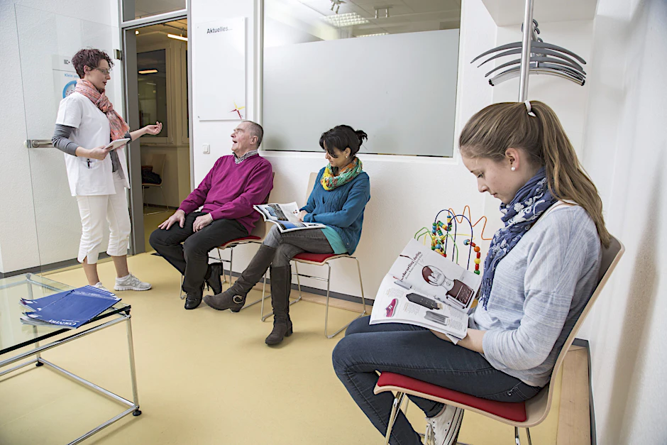 Patienten in einem Wartezimmer: Sind die Menschen in Deutschland wehleidiger als anderswo?