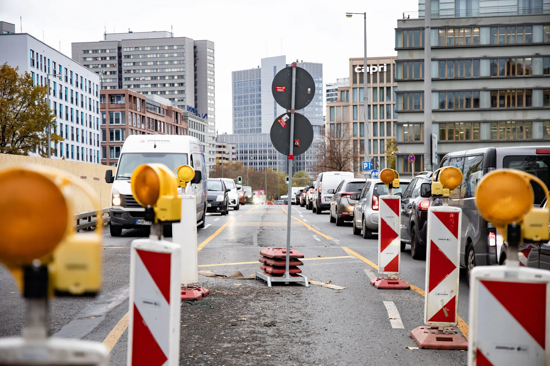 Einer der schlimmsten Staustellen in Berlin: Weil die Mühlendammbrücke in Mitte abgetragen und neu gebaut wird, staut sich der Verkehr. Ein Bild von 2024, als der Stress begann.