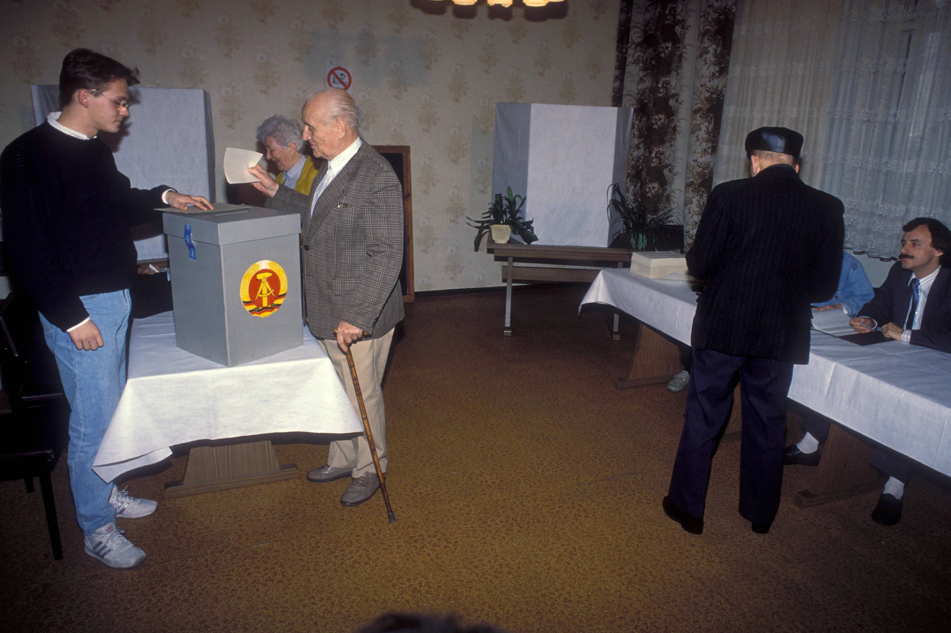 DDR-Bürger gehen am 18. März 1990 in Berlin zur ersten und gleichzeitig auch letzten Wahl zur Volkskammer der DDR.