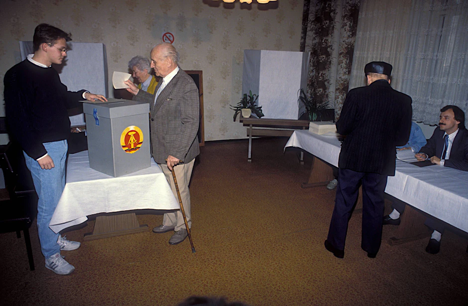 DDR-Bürger gehen am 18. März 1990 in Berlin zur ersten und gleichzeitig auch letzten Wahl zur Volkskammer der DDR.