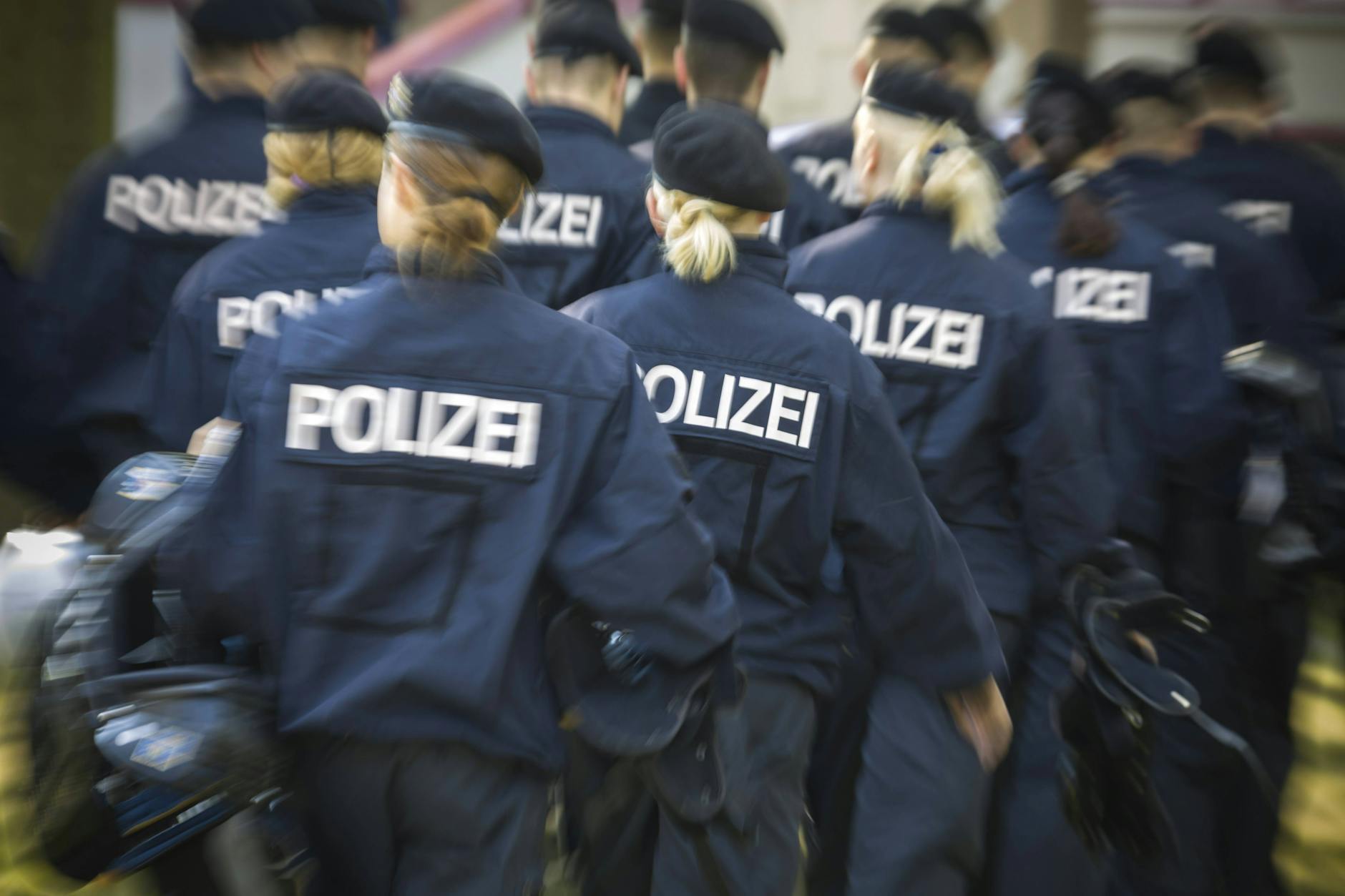 Die Polizei in Berlin hat seit Jahren Nachwuchssorgen, die Gewerkschaft fordert deshalb auch die Politik.