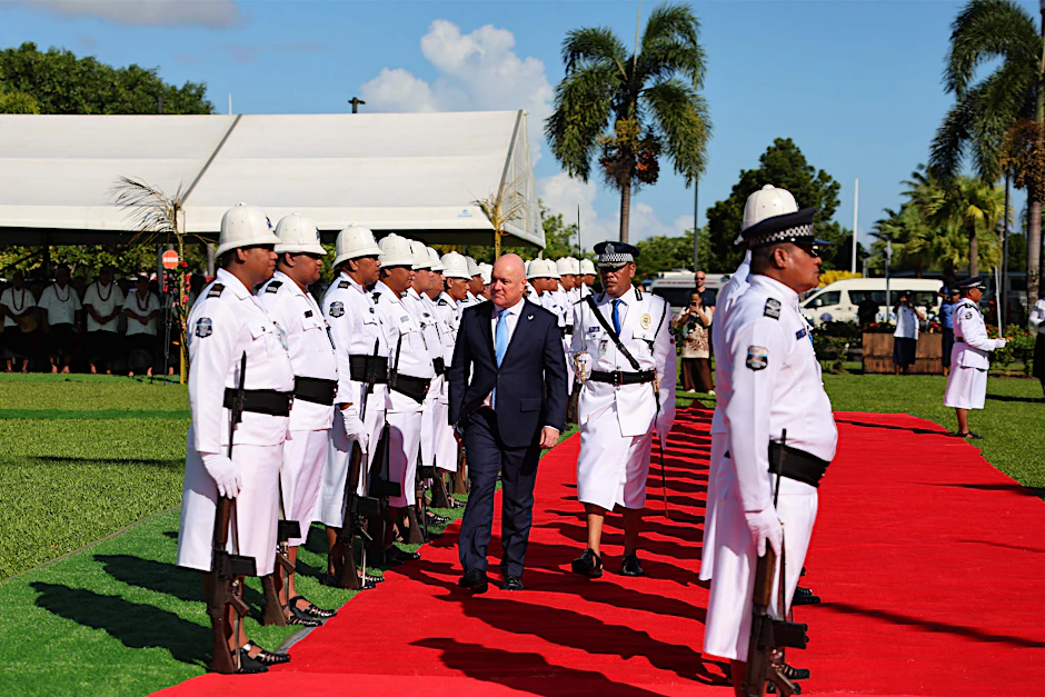 Neuseelands Premierminister Christopher Luxon in Apia beim Abschreiten der Ehrenformation