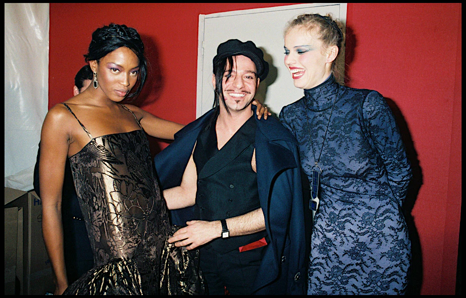 Nach Dior kommt Zara: John Galliano mit Naomi Campbell und Eva Herzigová bei Diors Prêt-à-porter-Show Herbst/Winter 1998/99.