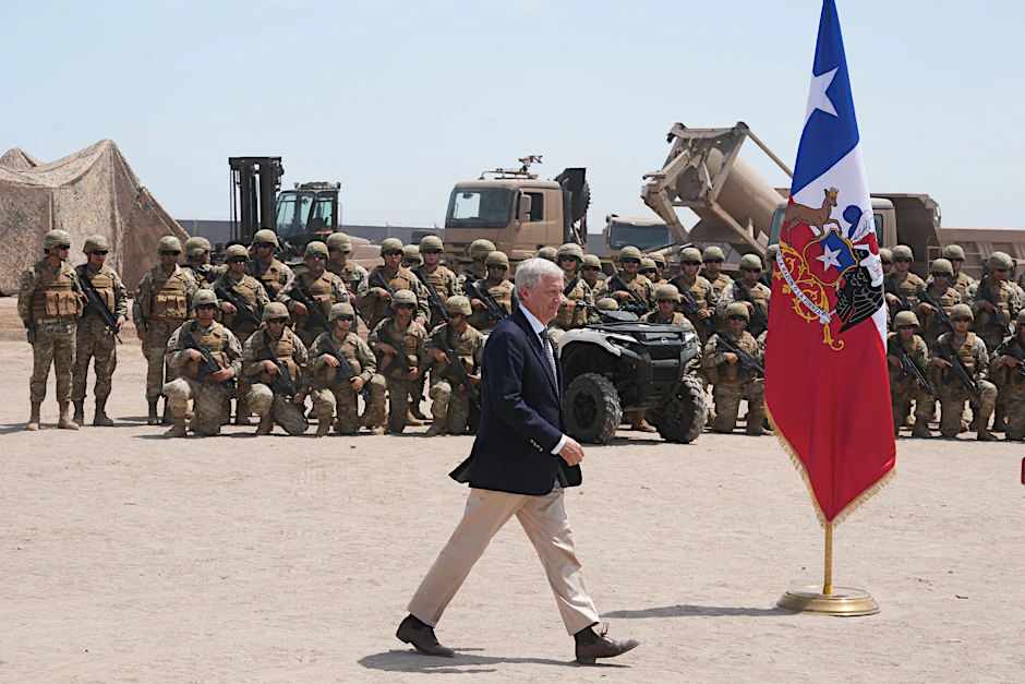 Chiles Präsident Jose Antonio Kast bei einem Presseauftritt auf dem Militärstützpunkt Solo de Zaldivar in der Nähe des Grenzübergangs Chacalluta