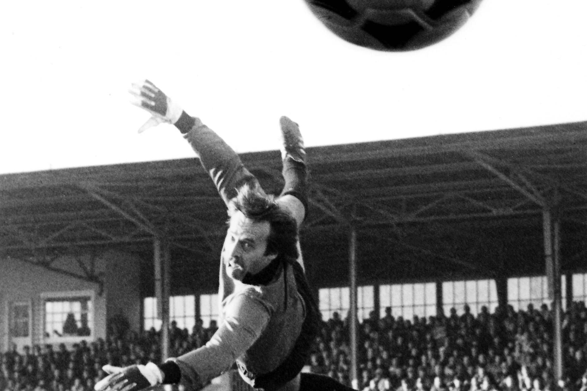 Wolfgang Matthies, Torwartlegende des 1. FC Union, bei einer Flugeinlage.