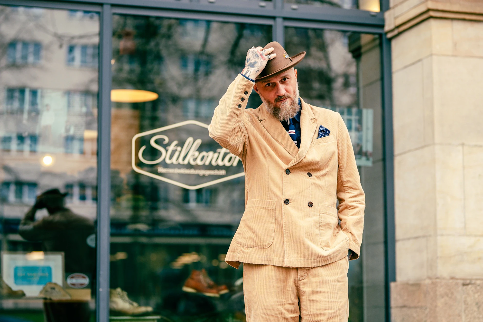 Danny Kurzeja vor seinem Laden auf der Karl-Liebknecht-Straße.