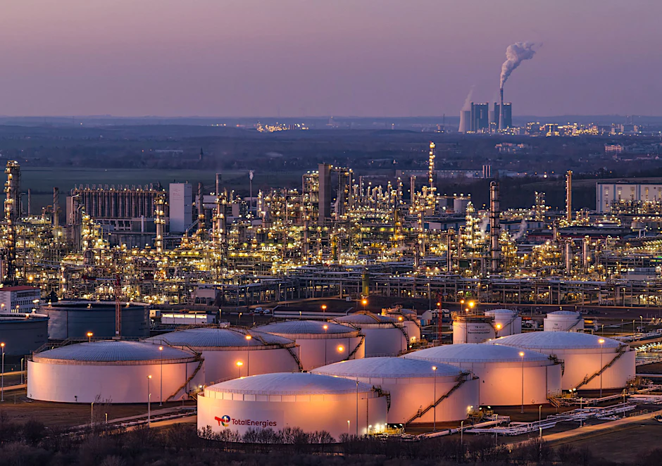 Sachsen-Anhalts Chemieindustrie steckt in einer tiefen Krise. Blick auf die beleuchteten Anlagen der Total Energies Raffinerie im Chemiepark Leuna (im Hintergrund das Kraftwerk Schkopau).