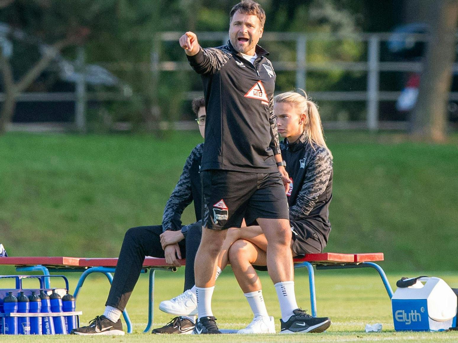 Coach Tobias Kurbjuweit trainiert seit dem Sommer 2025 das junge Frauen-Team von Hertha BSC.