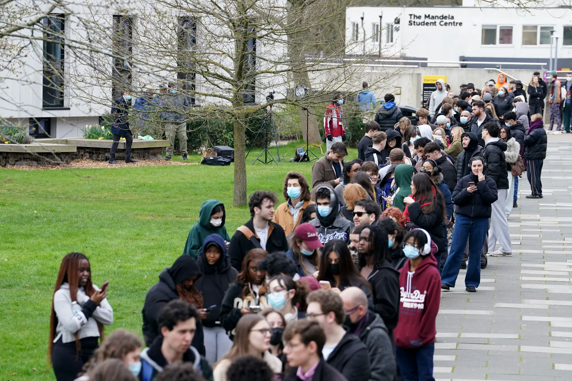 Großbritannien, Canterbury: Studenten stehen vor einem Gebäude der Universität von Kent in Canterbury für Antibiotika an.