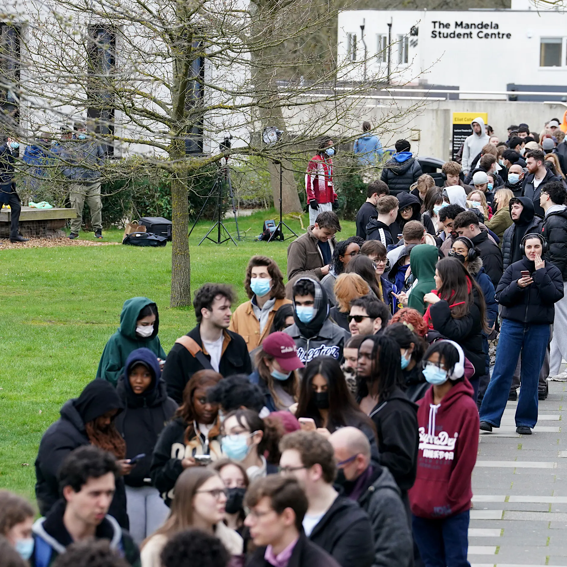 Tote nach Meningitis-Ausbruch in England: Hunderte sollen Antibiotika nehmen