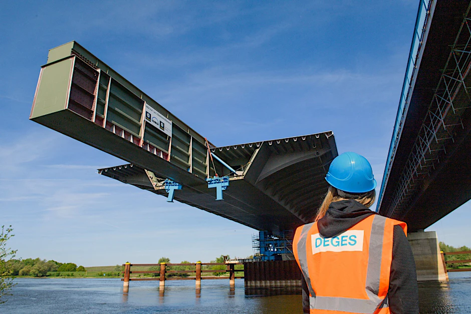 Bereits seit 2020 wird an der neuen Elbebrücke gebaut. (Archivbild vom 30. April 2025)