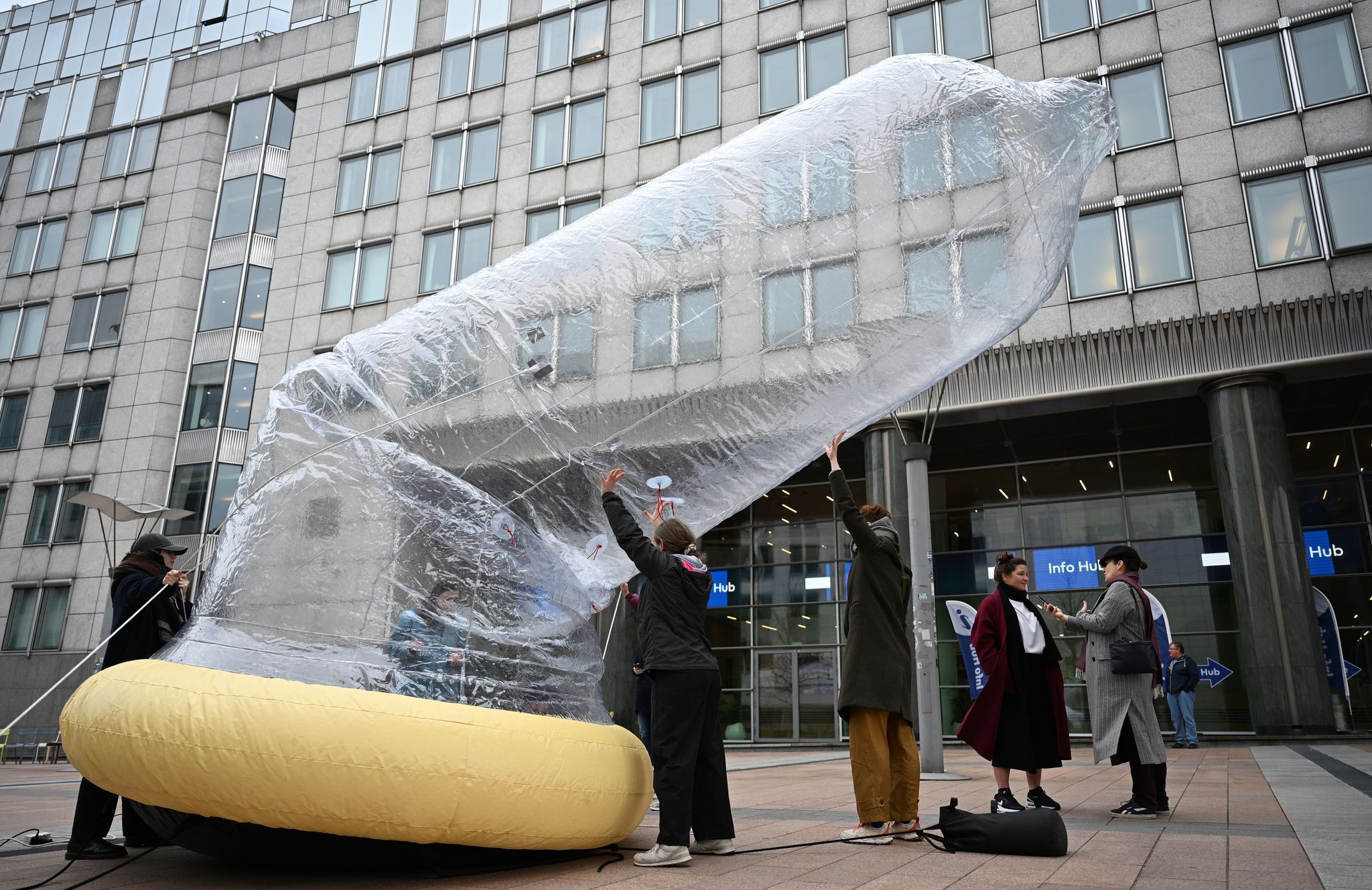 Protest vor dem EU-Parlament: Warum Aktivisten ein sieben Meter Kondom aufblasen
