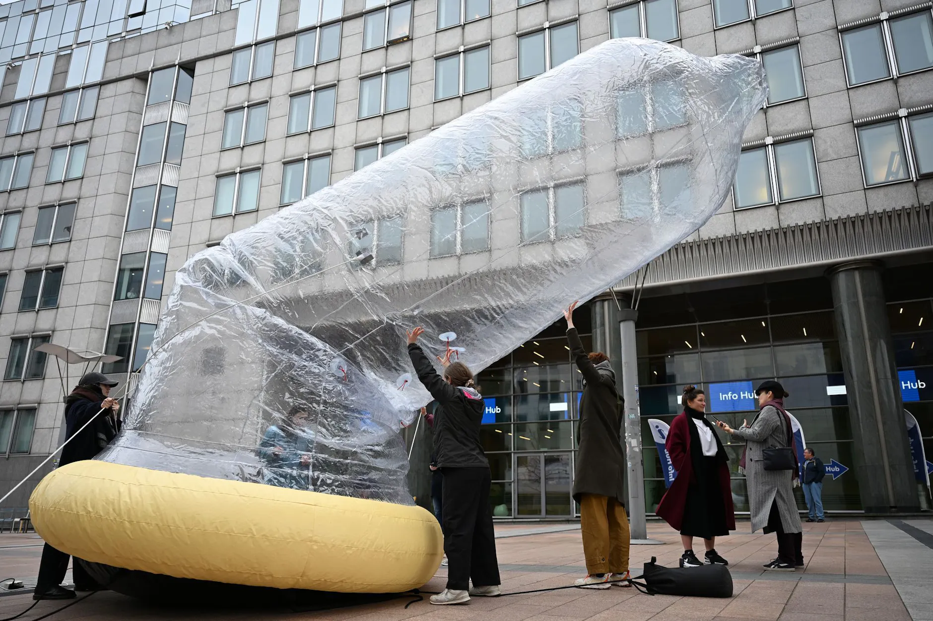 Männergesundheit: Aktivisten stellen vor dem EU-Parlament ein Kondom auf.