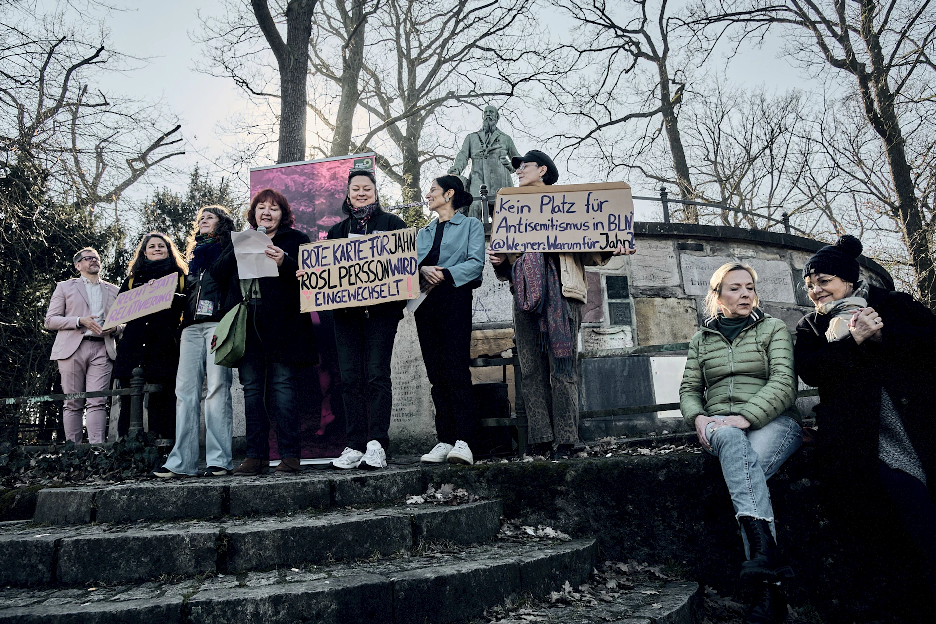 Vertreterinnen des Netzwerks Frauen in Neukölln und der Grünen bei ihrer Protestaktion Anfang März