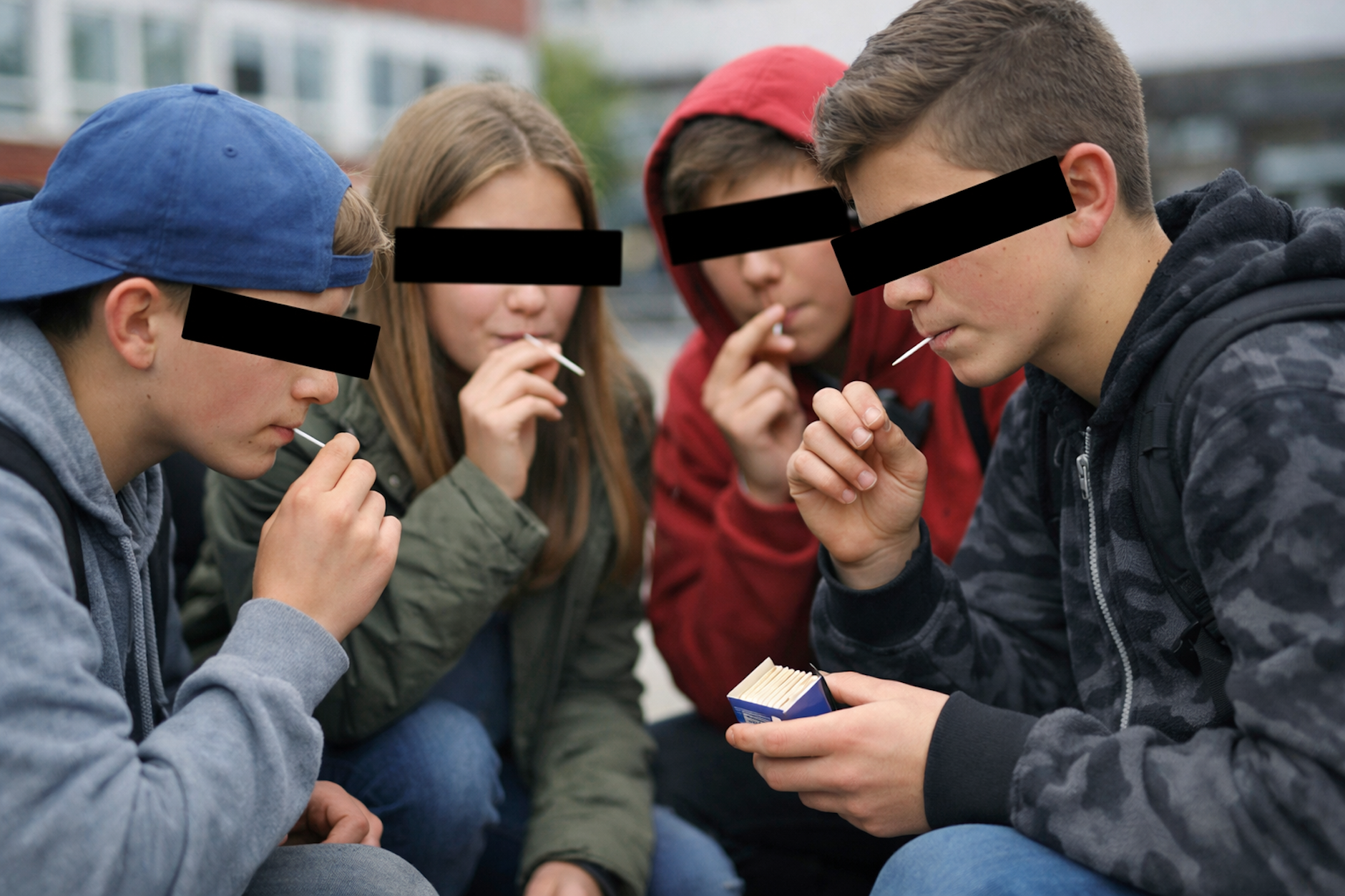Jugendliche Schüler kauen auf einem Schulhof auf aromatisierten Zahnstochern herum. Das Bezirksamt Treptow-Köpenick warnt jetzt vor diesen Hölzchen.