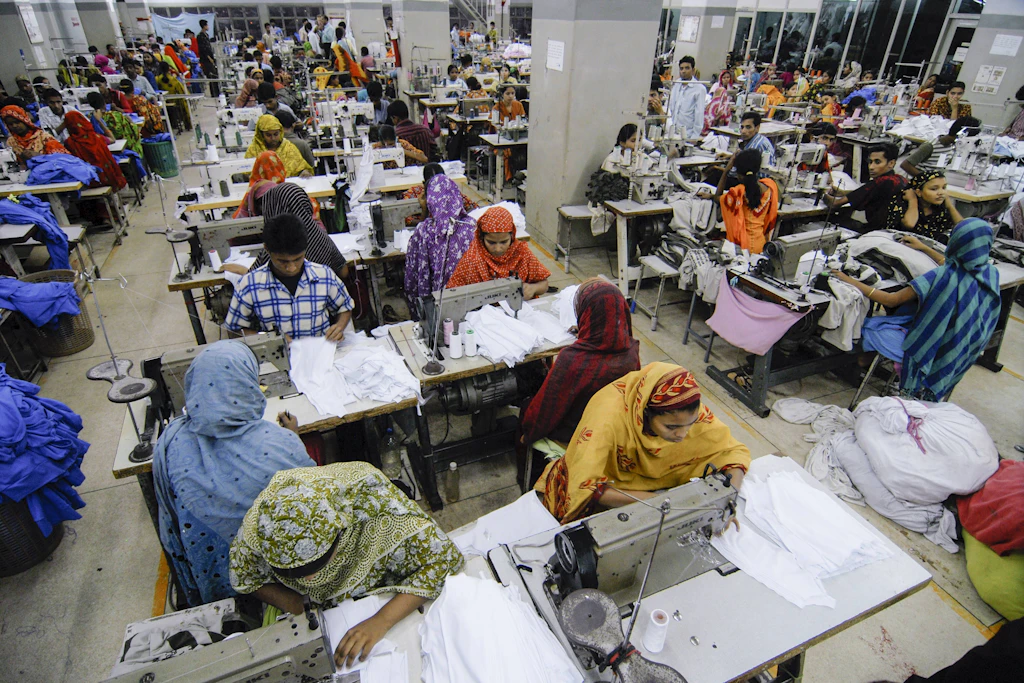 Bangladesh, Textile industry BANGLADESH , Dhaka, textile production, textile factory produce cheap textiles for export for western discounter *** BANGLADESCH , Dhaka, Textilfabrik produziert billige Textilien fuer den Export fuer westliche Textildiscounter Dhaka Bangladesh 