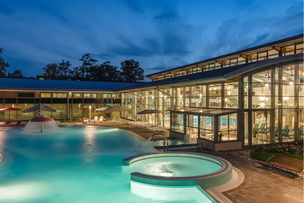Der Bademantelgang führt direkt in die Frederiken-Therme. 