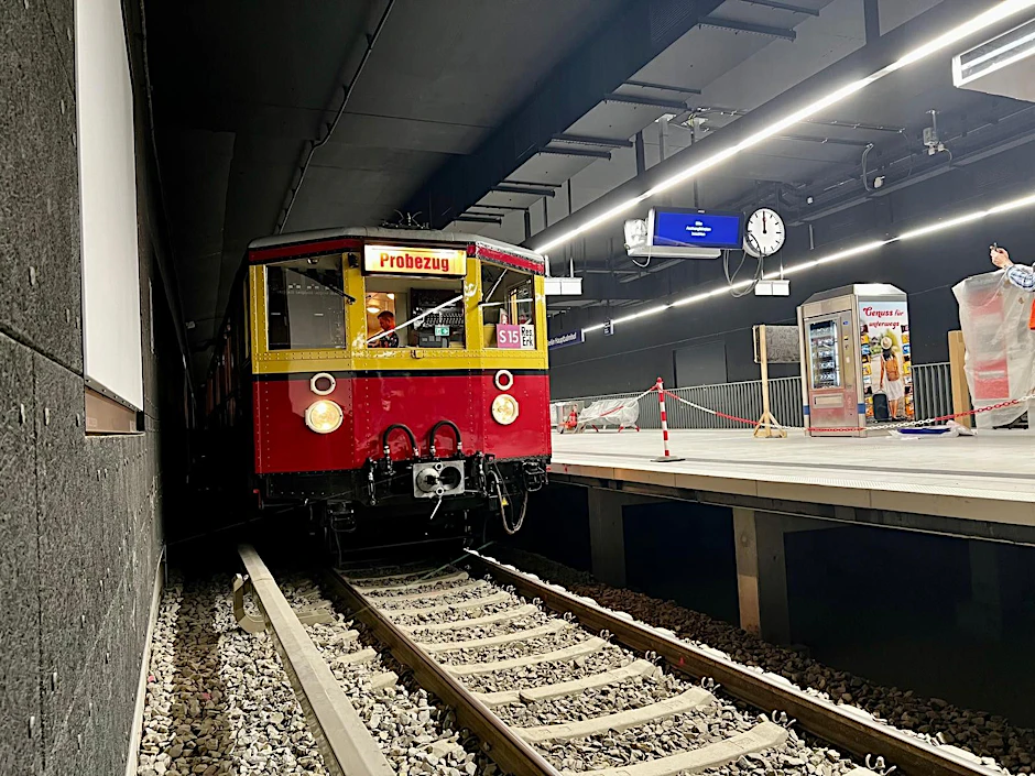 Alter Zug auf neuer Strecke: Der Museumszug des Vereins Historische S-Bahn Berlin war Ende Februar 2025 für Messfahrten im Einsatz.