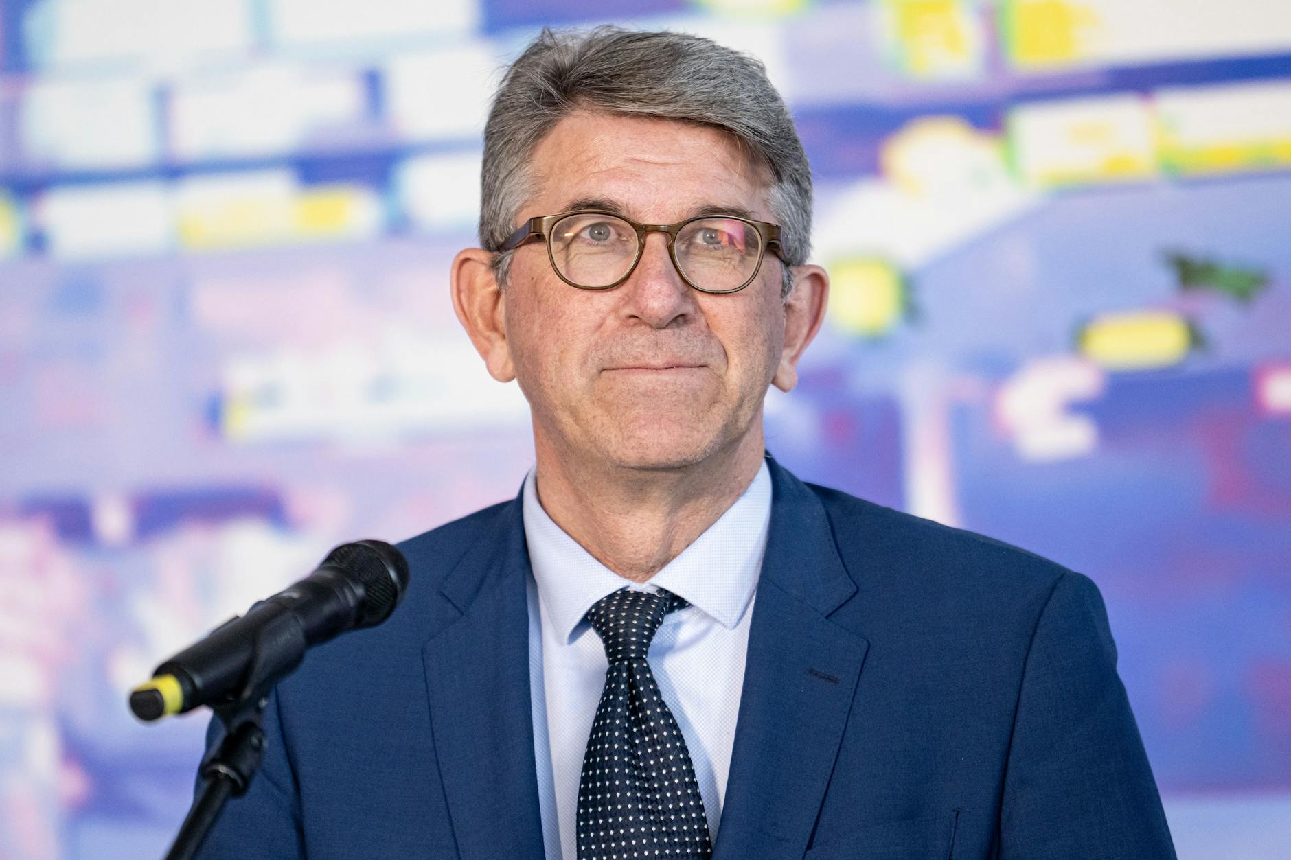 Wolfram Weimer (parteilos), Staatsminister für Kultur und Medien, sagt den geplanten Rundgang über die Leipziger Buchmesse ab.