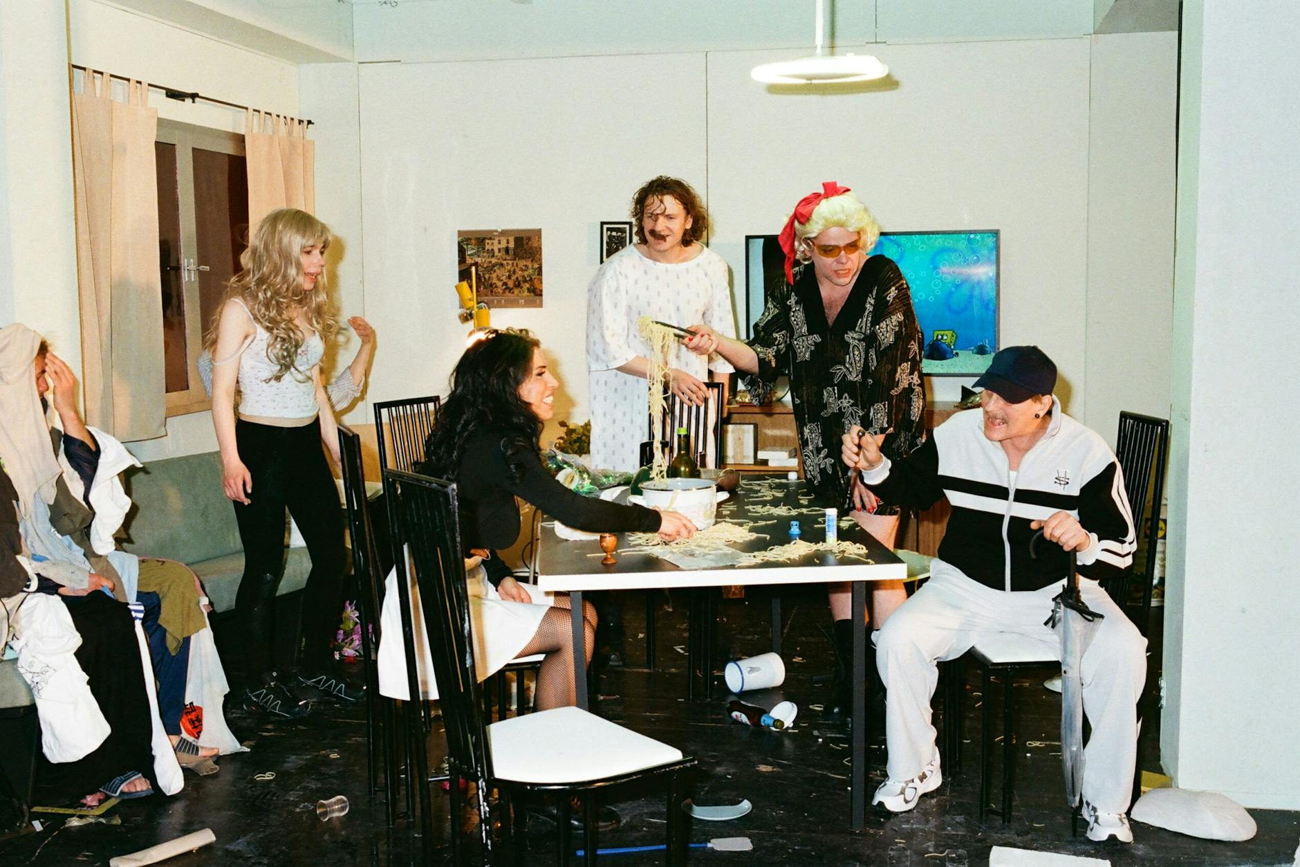 „Böses Glück“ mit Benny Claessens (mit roter Schleife)