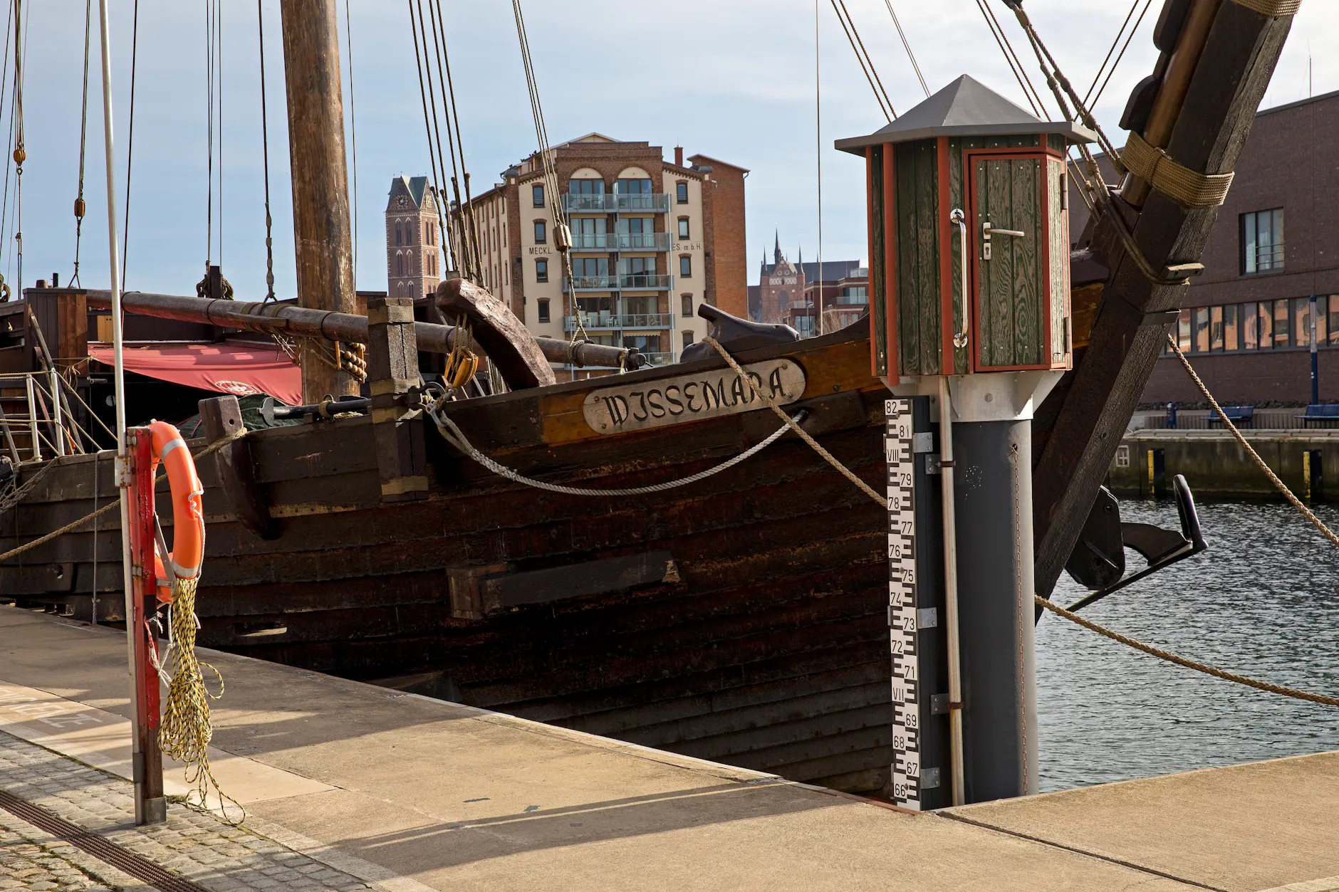 Als die Poeler Kogge „Wissemara“ noch aufs Wasser durfte, war sie unter anderem im Alten Hafen von Wismar zu sehen.