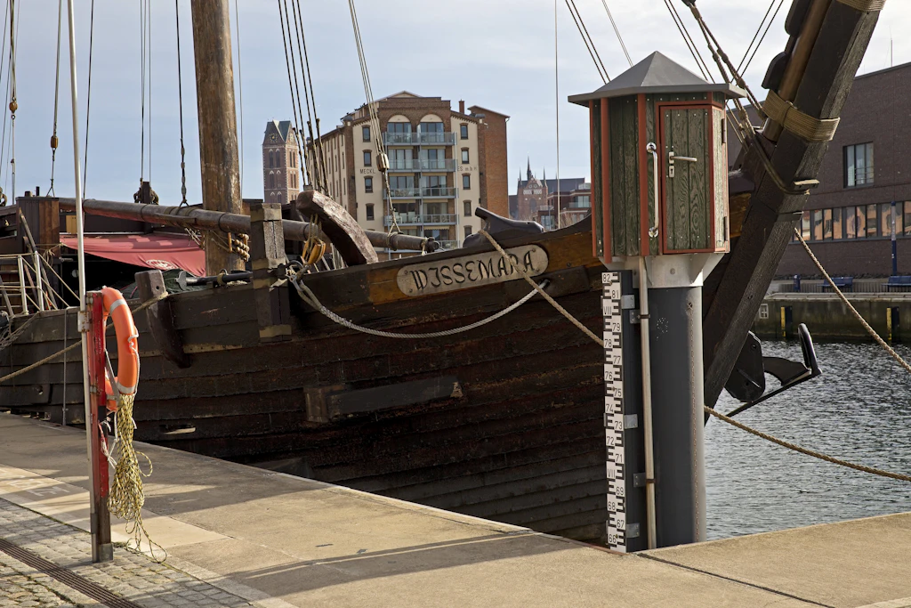 Als die Poeler Kogge „Wissemara“ noch aufs Wasser durfte, war sie unter anderem im Alten Hafen von Wismar zu sehen.