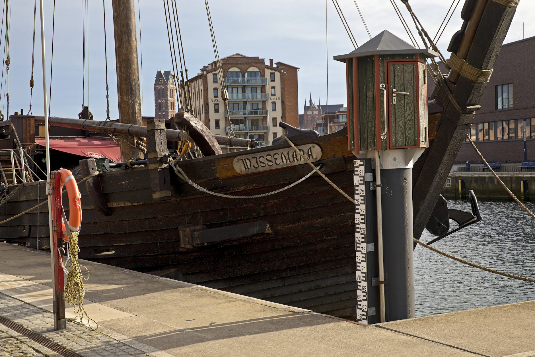 Als die Poeler Kogge „Wissemara“ noch aufs Wasser durfte, war sie unter anderem im Alten Hafen von Wismar zu sehen.
