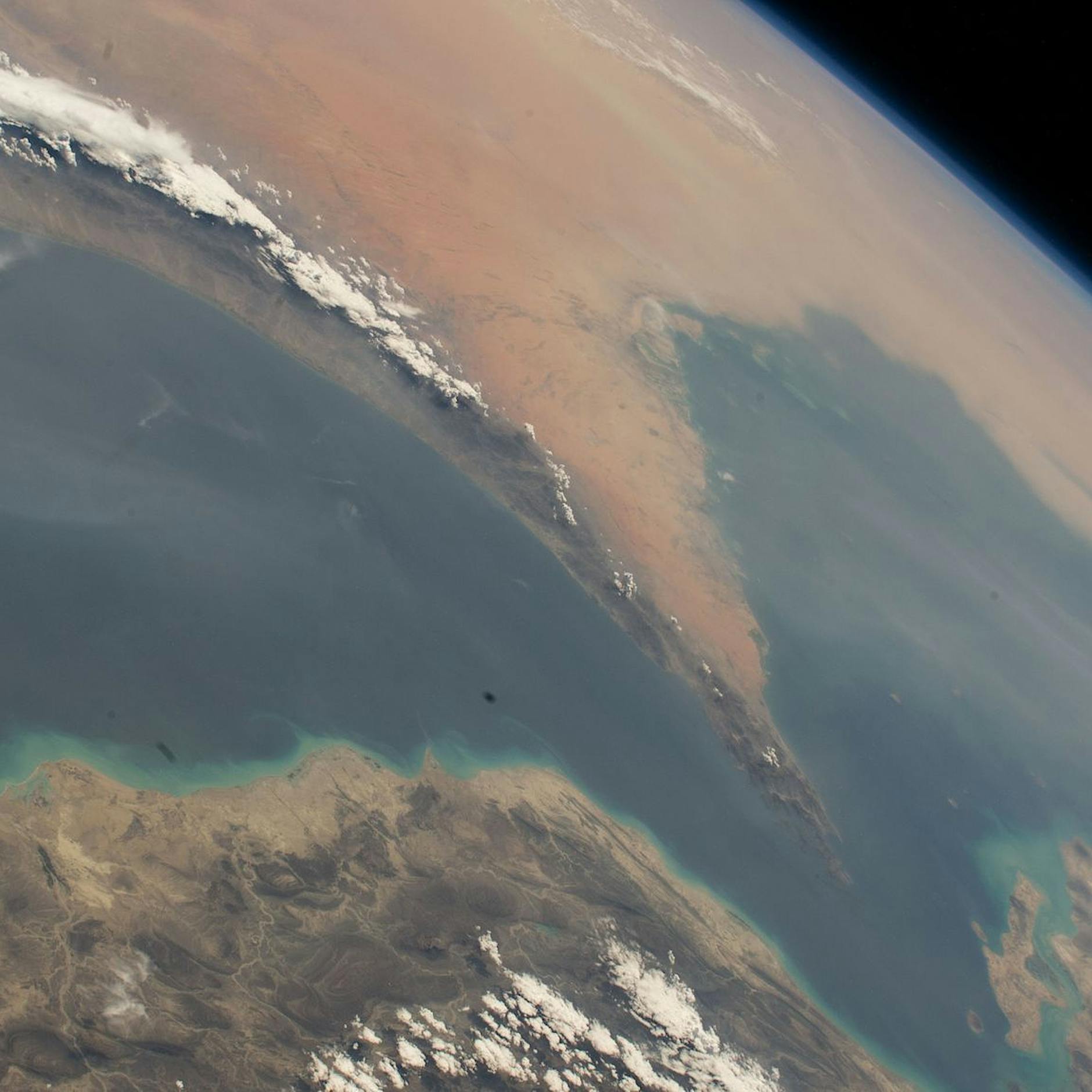 Trackingdaten enthüllen: 15 Schiffe passieren Straße von Hormus in drei Tagen - LPG, Öl