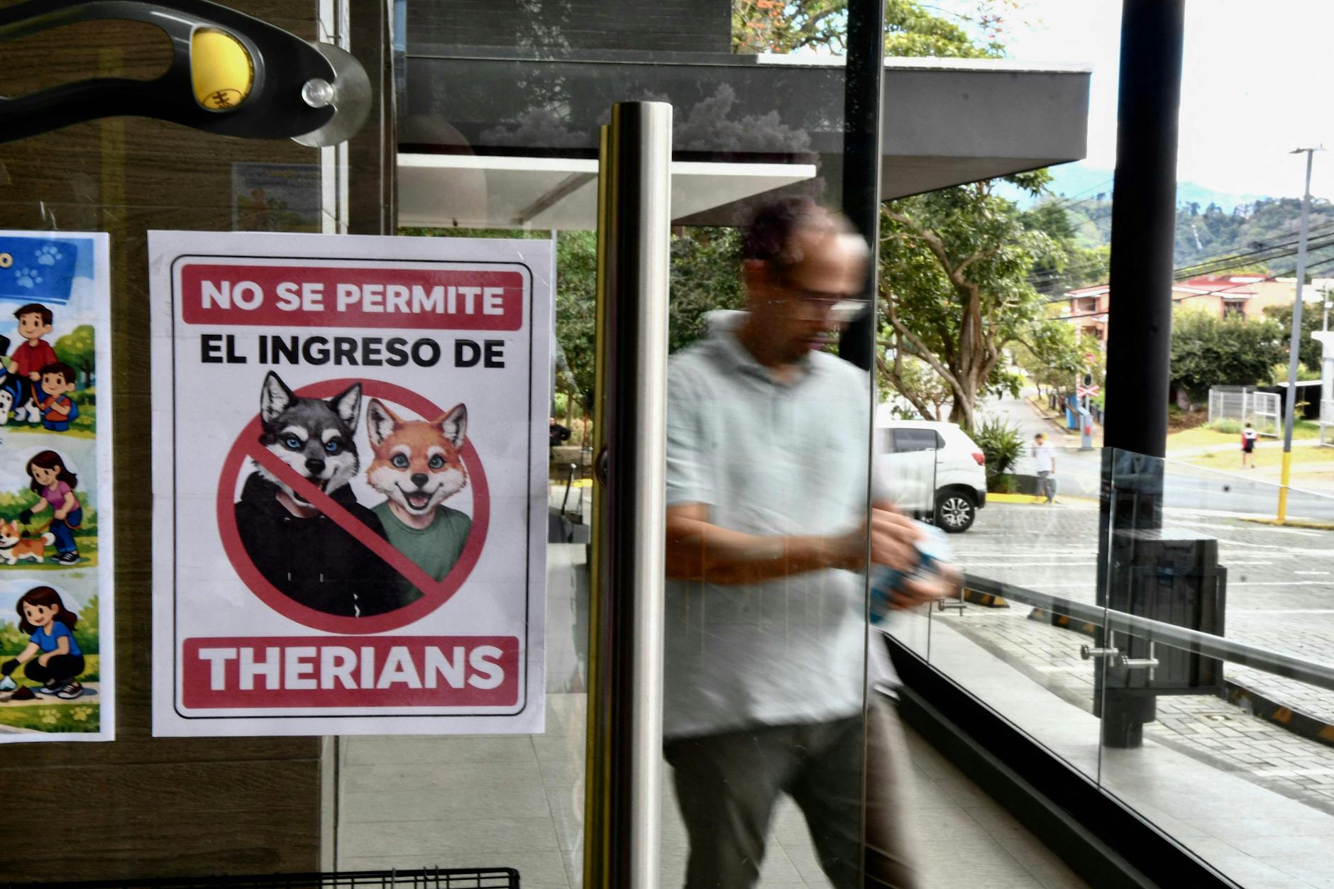 Ein Mann geht an einer Tierarztpraxis vorbei, die Therians den Zutritt untersagt.