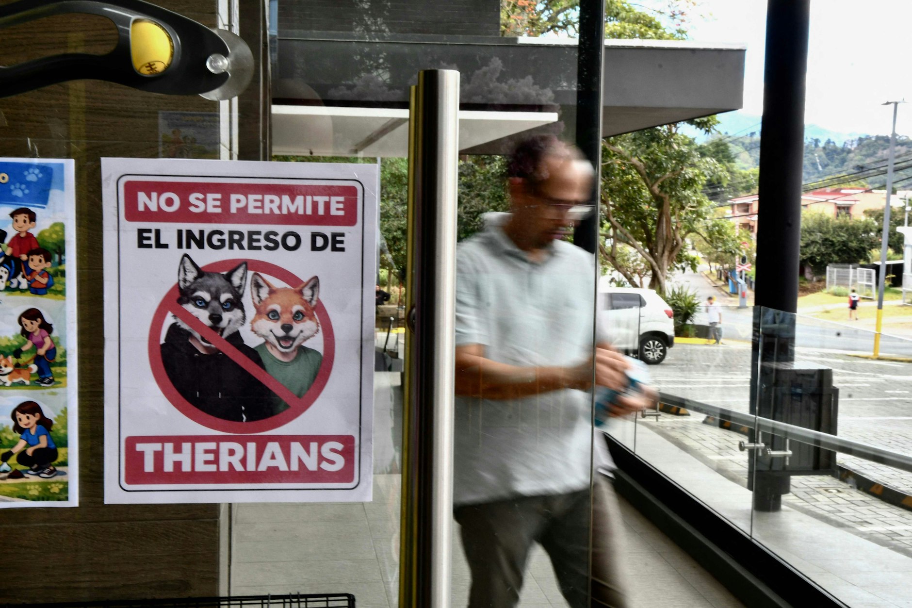 Ein Mann geht an einer Tierarztpraxis vorbei, die Therians den Zutritt untersagt.