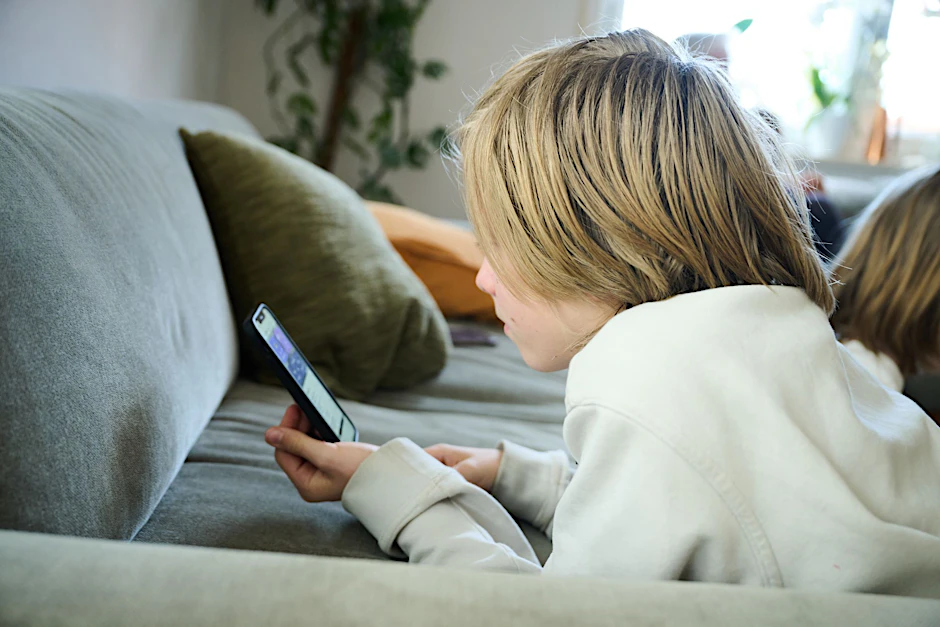 Klassenchats können die Jugendlichen durch ihre Inhalte auch belasten.