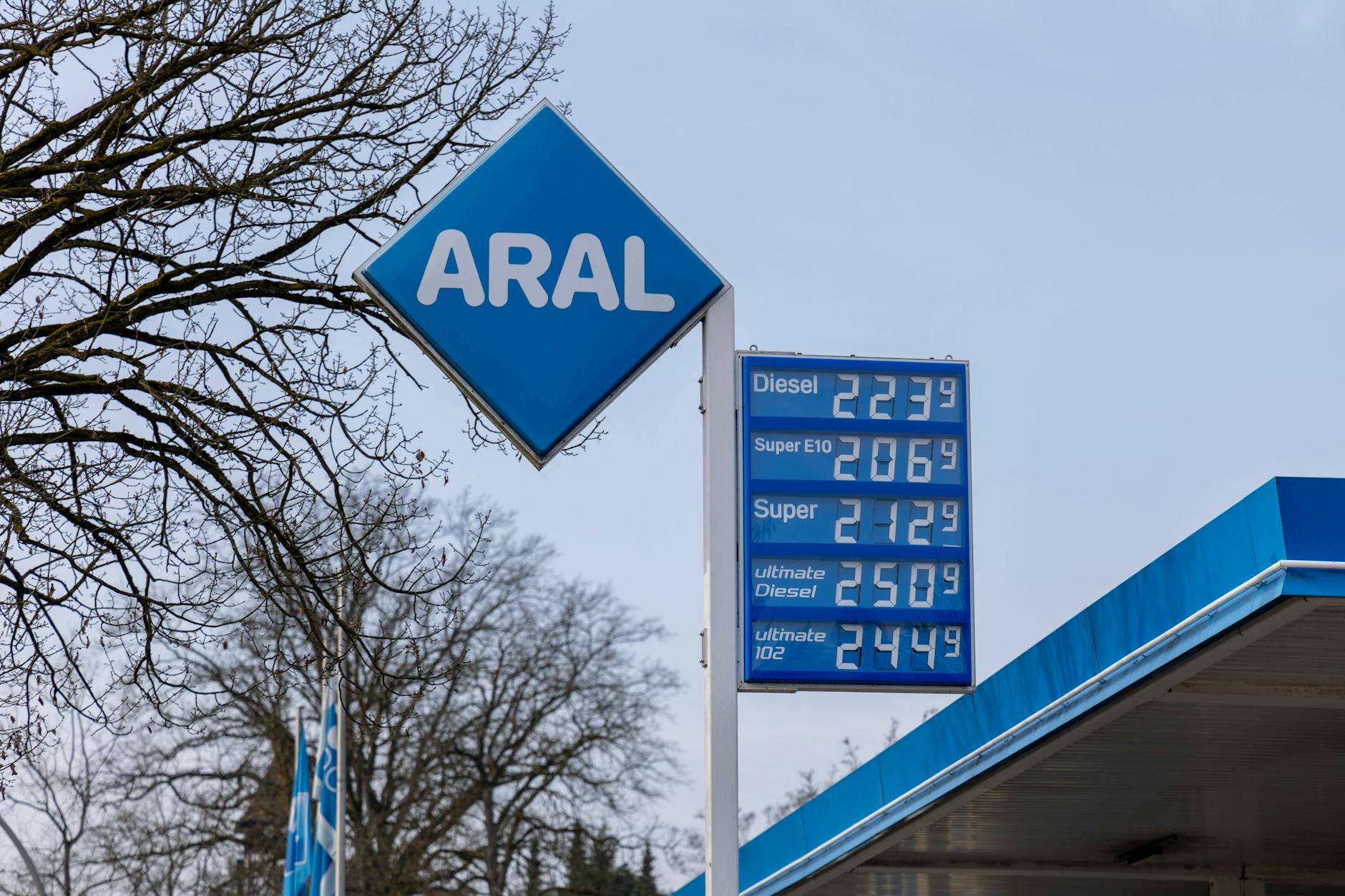 Weit über 2 Euro pro Liter: Die Spritpreise schießen gerade auch in Berlin durch die Decke.