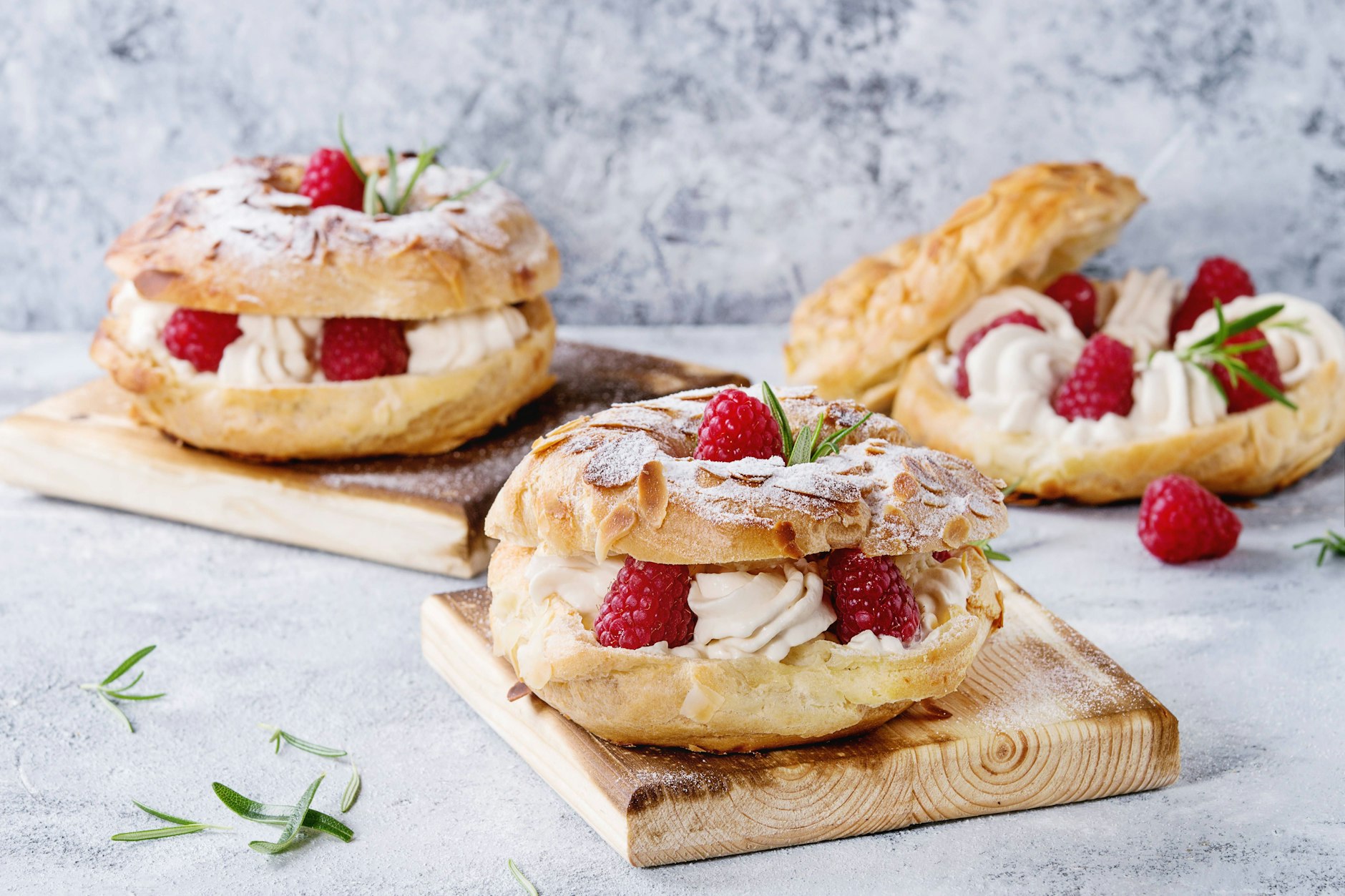 Paris-Brest ist ein leckeres französisches Gebäck, das mit Creme gefüllt wird. Sie können die fertigen süßen Teilchen auch mit frischen Beeren servieren.
