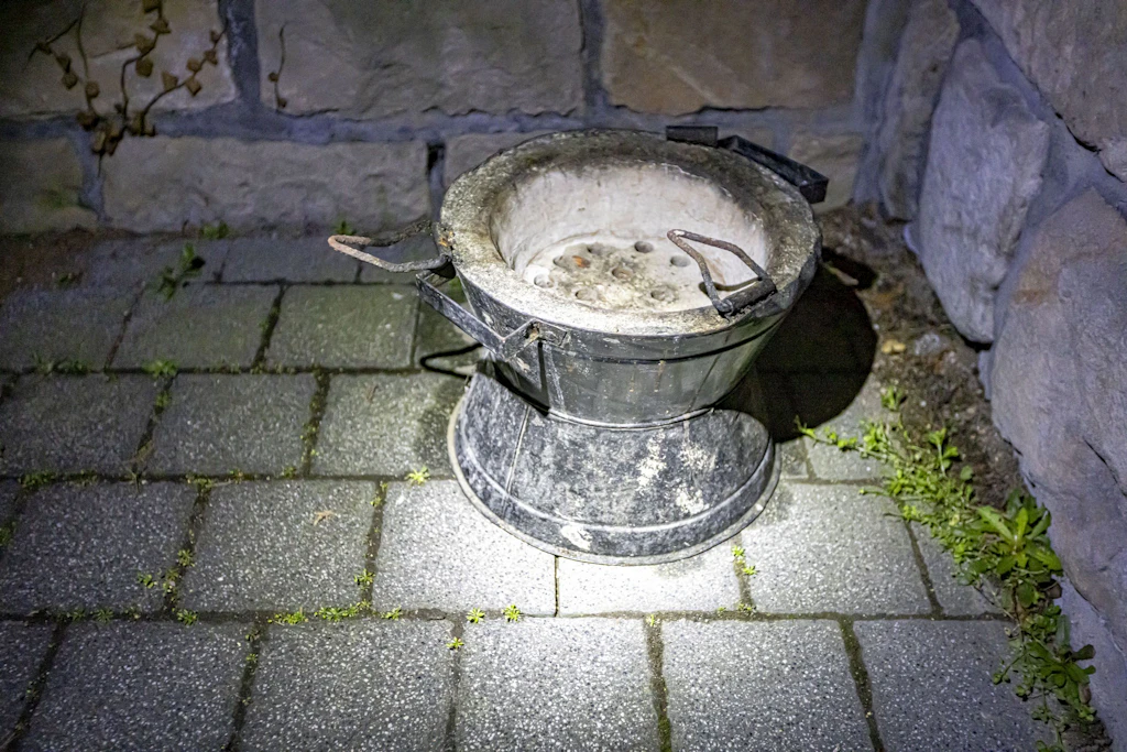 Mit diesem Kohleofen wollte die Familie im Hausflur kochen: Dann klagten sie über Unwohlsein.