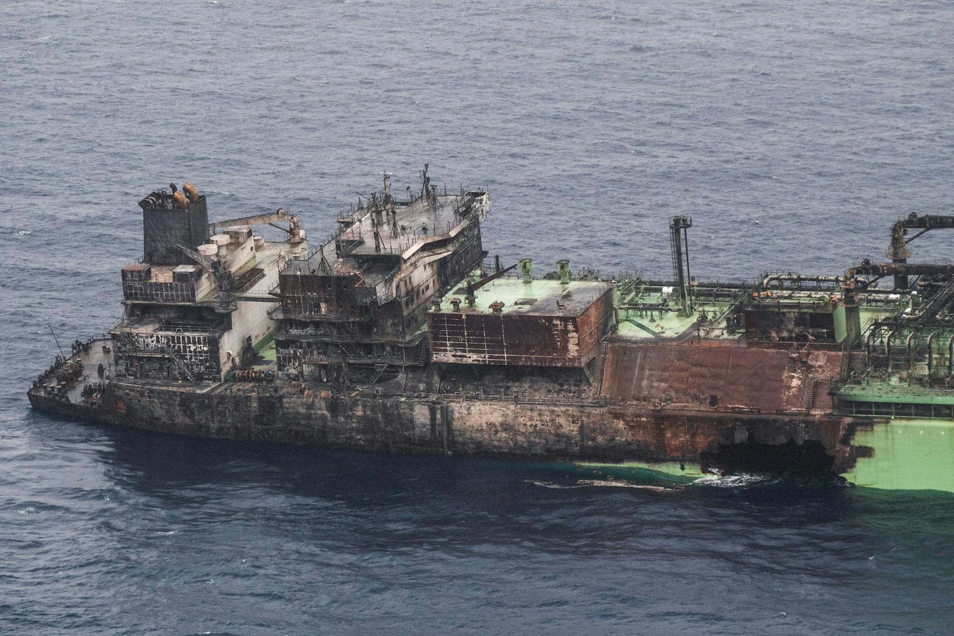 Der beschädigte russische LNG-Tanker Arctic Metagaz treibt im Mittelmeer.