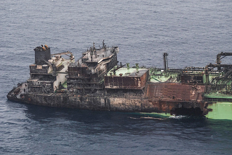 Der beschädigte russische LNG-Tanker Arctic Metagaz treibt im Mittelmeer.